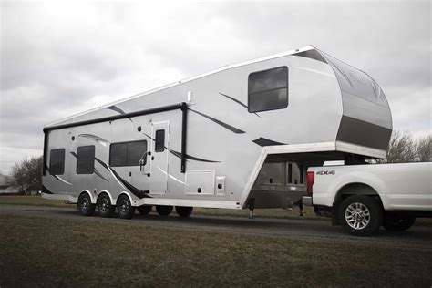 Like many 5 th wheels, the primary bed is in the raised area above the truck bed, giving you plenty of privacy, and. . Best lightweight 5th wheel toy hauler